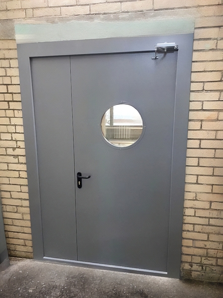 Полуторная дверь с круглым стеклом Полуторная дверь с круглым стеклом