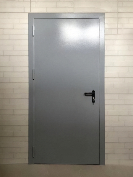 Дверь серого цвета